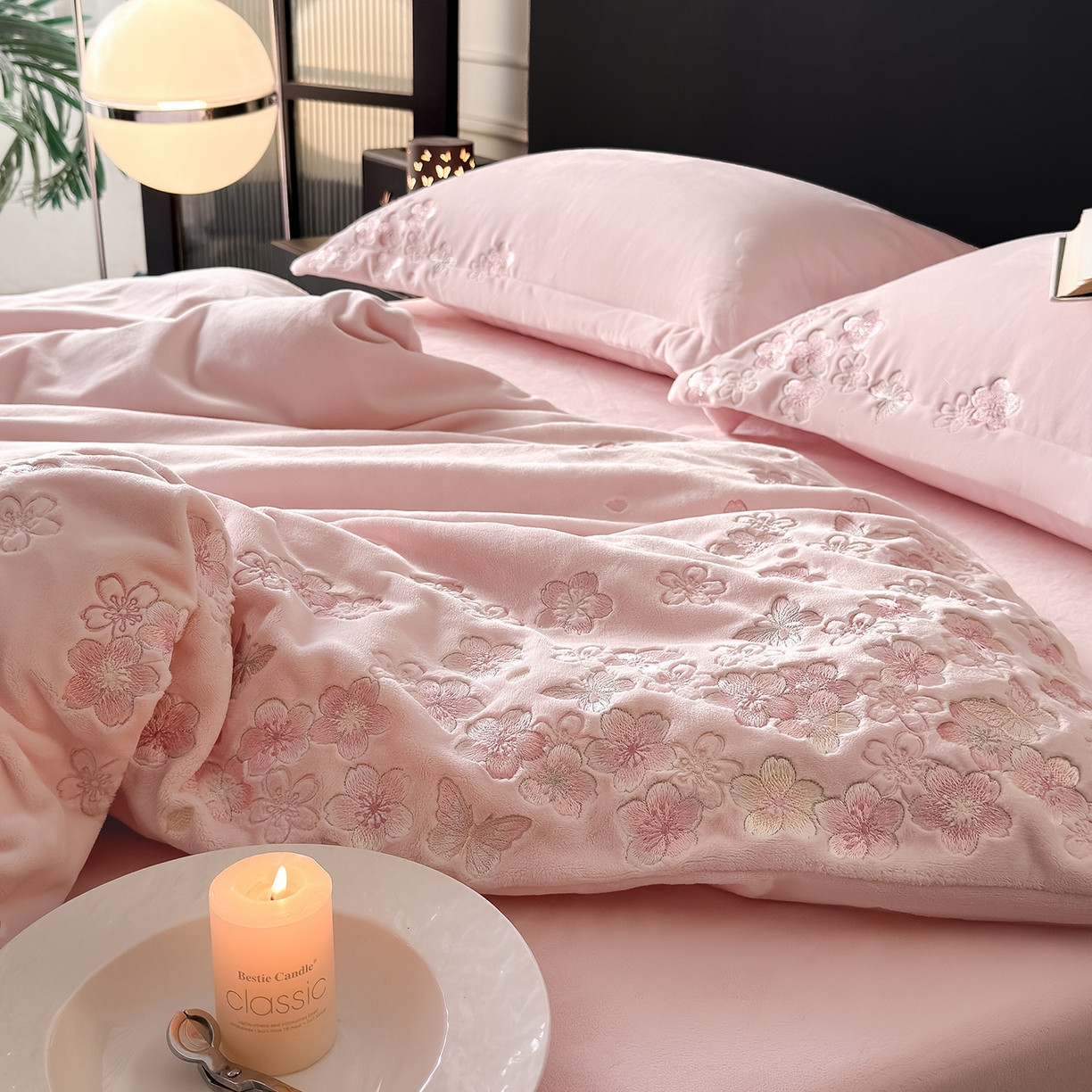 91家纺网 家纺一手货源 找家纺 水云缦 2025新款230克全消光牛奶绒绣花四件套-樱花系列 樱花-浅粉