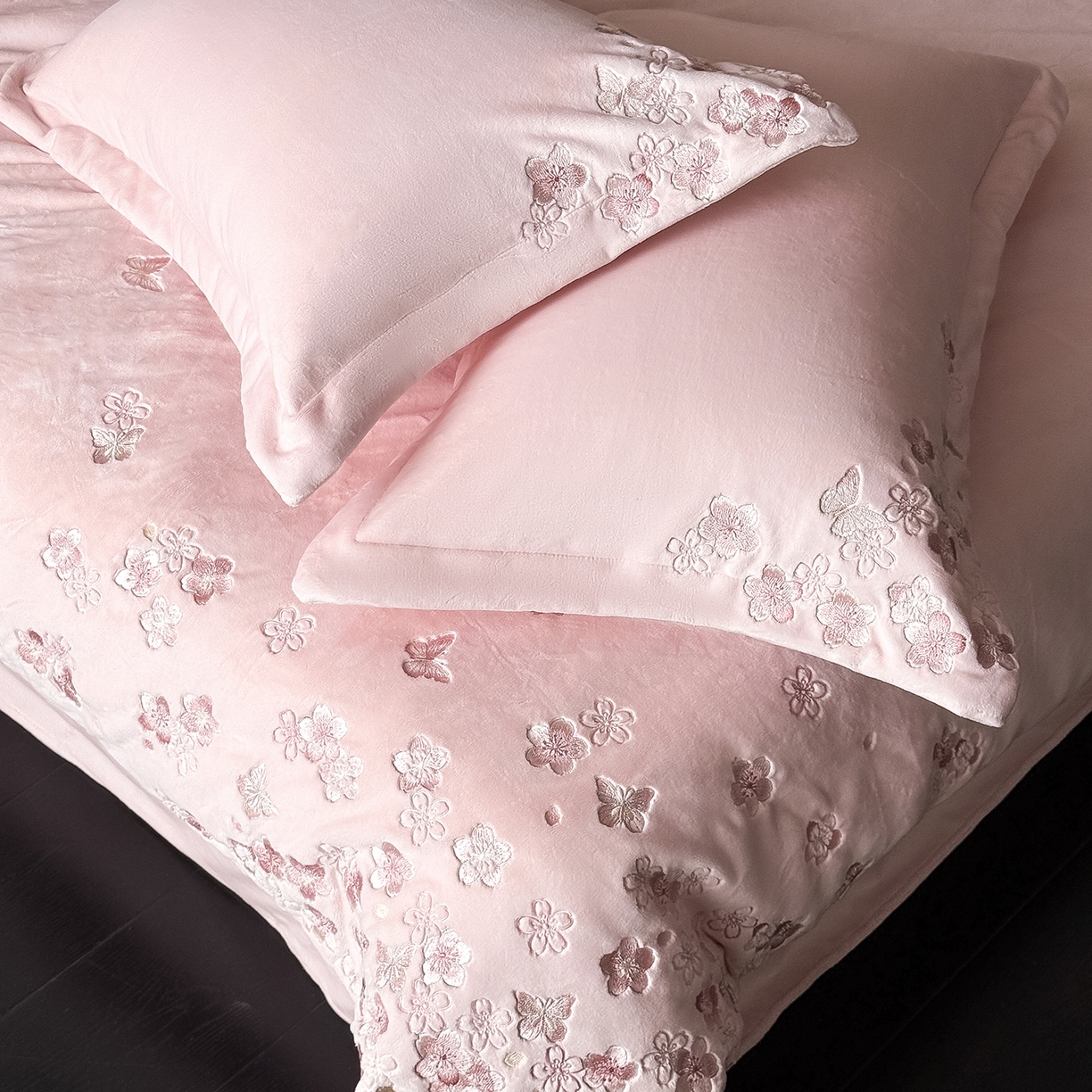 91家纺网 家纺一手货源 找家纺 水云缦 2025新款230克全消光牛奶绒绣花四件套-樱花系列 樱花-浅粉
