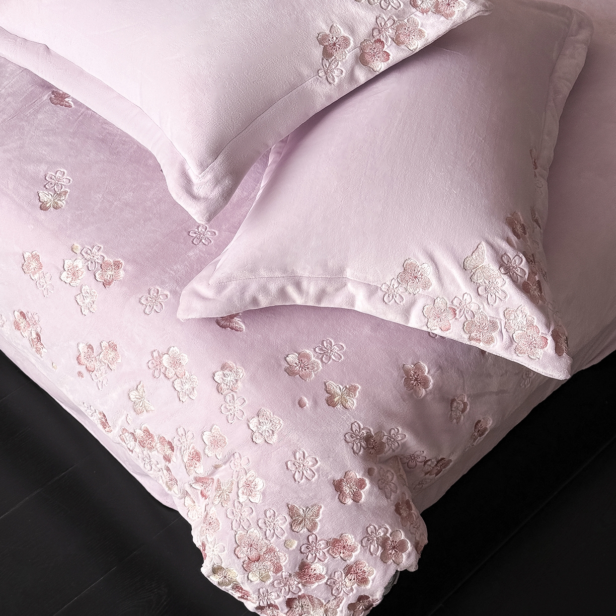 91家纺网 家纺一手货源 找家纺 水云缦 2025新款230克全消光牛奶绒绣花四件套-樱花系列 樱花-浅紫