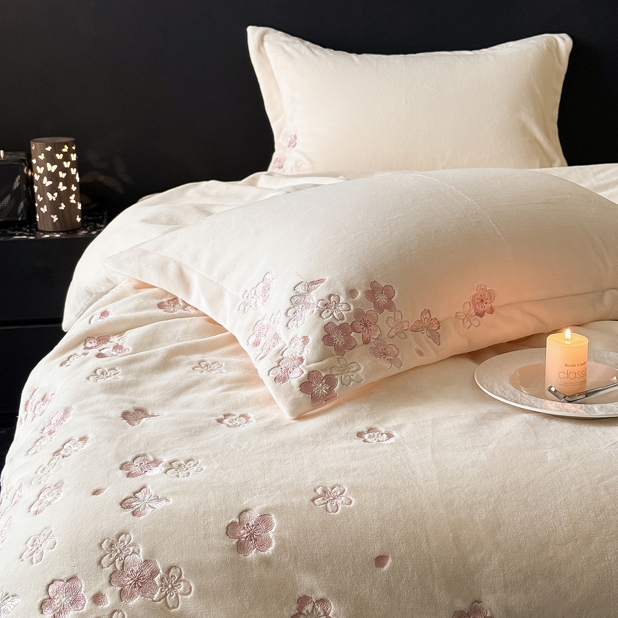 91家纺网 家纺一手货源 找家纺 水云缦 2025新款230克全消光牛奶绒绣花四件套-樱花系列 樱花-米白