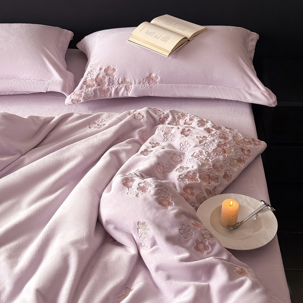 91家纺网 家纺一手货源 找家纺 水云缦 2025新款230克全消光牛奶绒绣花四件套-樱花系列 樱花-浅紫