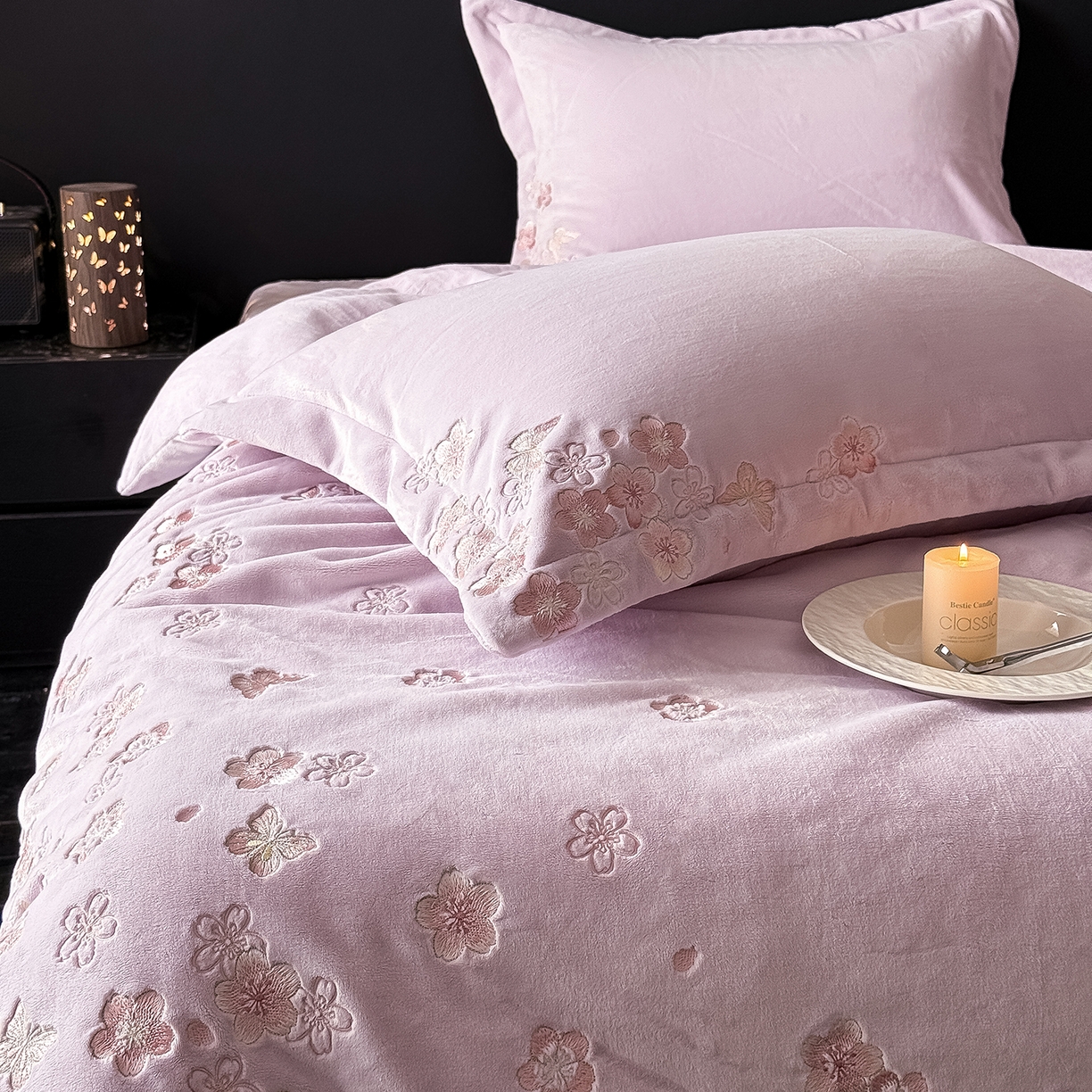 91家纺网 家纺一手货源 找家纺 水云缦 2025新款230克全消光牛奶绒绣花四件套-樱花系列 樱花-浅紫