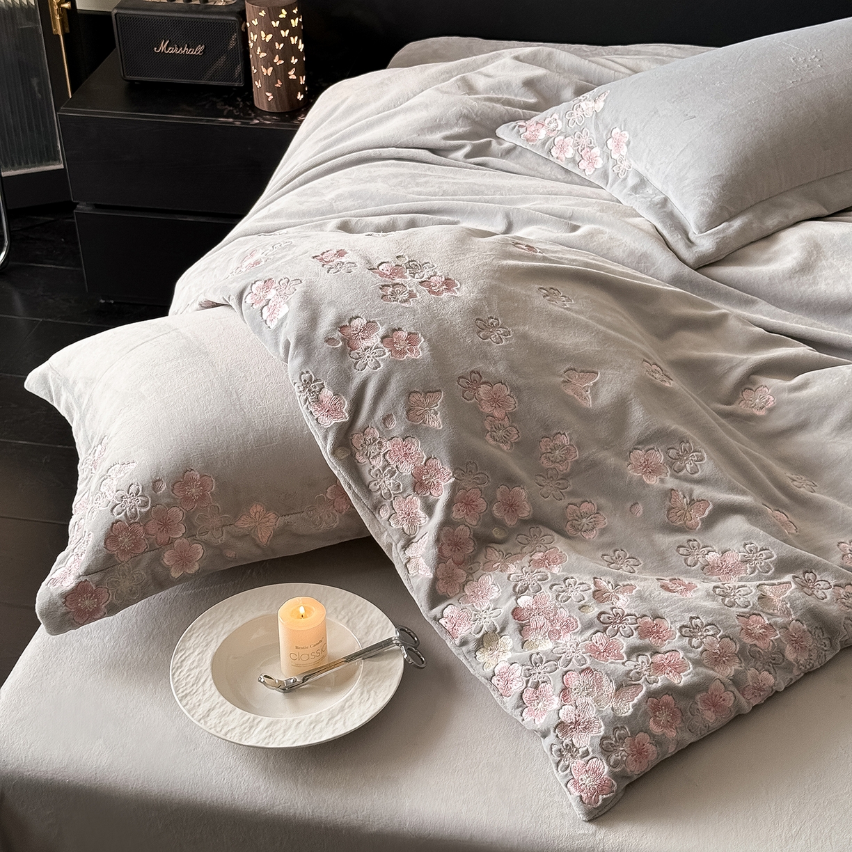 91家纺网 家纺一手货源 找家纺 水云缦 2025新款230克全消光牛奶绒绣花四件套-樱花系列 樱花-高级灰