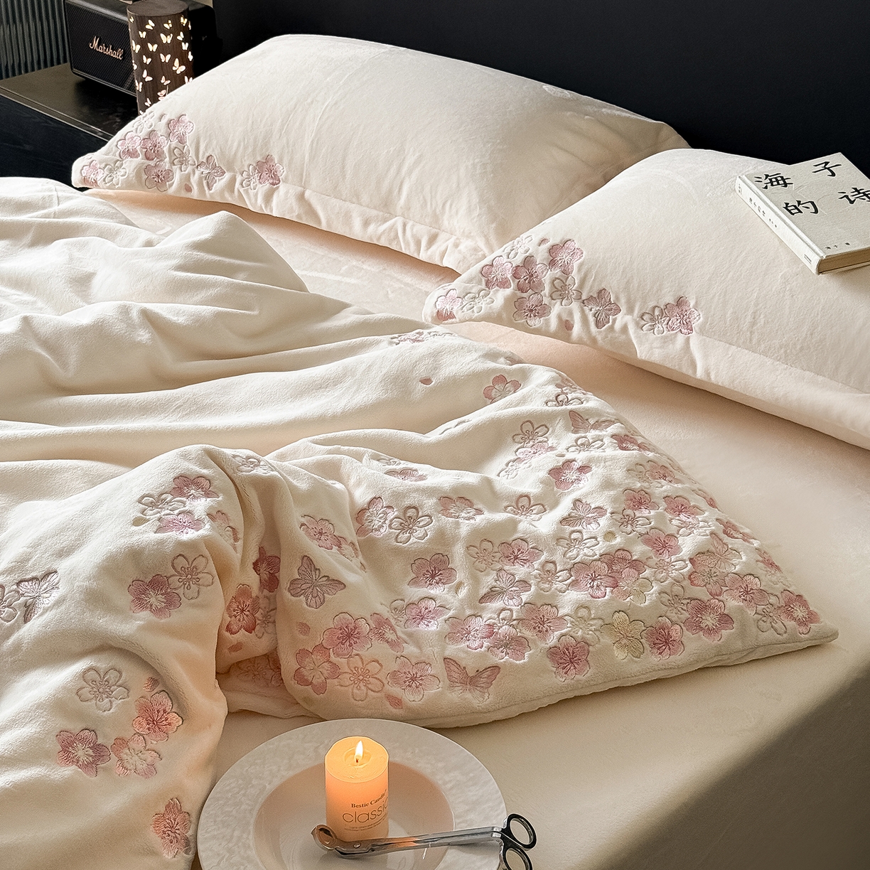 91家纺网 家纺一手货源 找家纺 水云缦 2025新款230克全消光牛奶绒绣花四件套-樱花系列 樱花-米白
