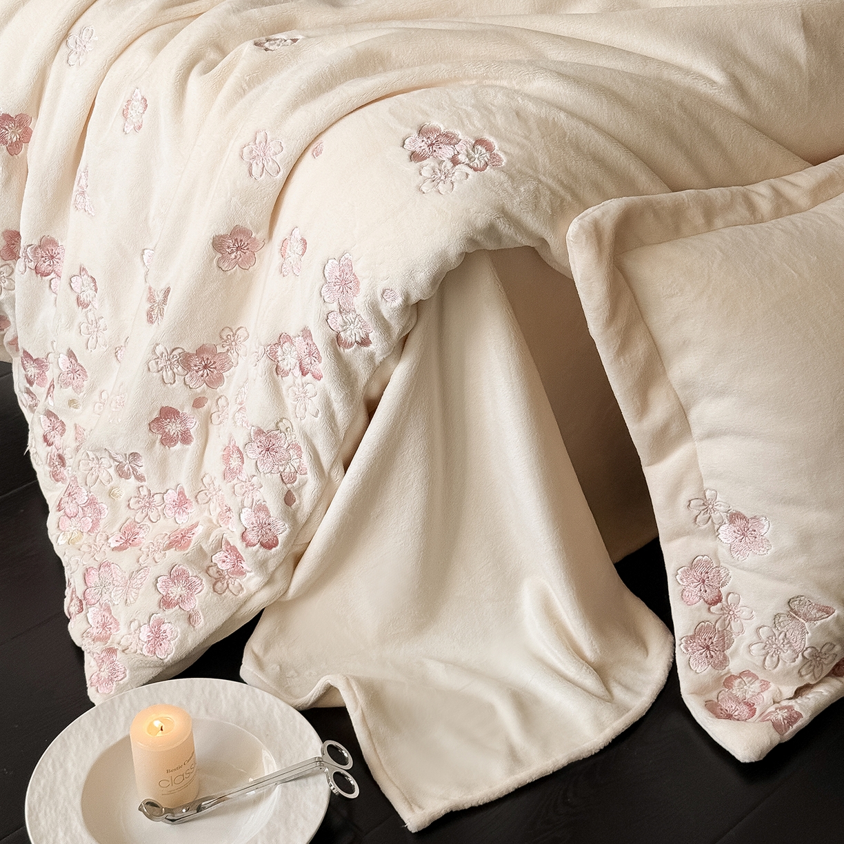 91家纺网 家纺一手货源 找家纺 水云缦 2025新款230克全消光牛奶绒绣花四件套-樱花系列 樱花-米白