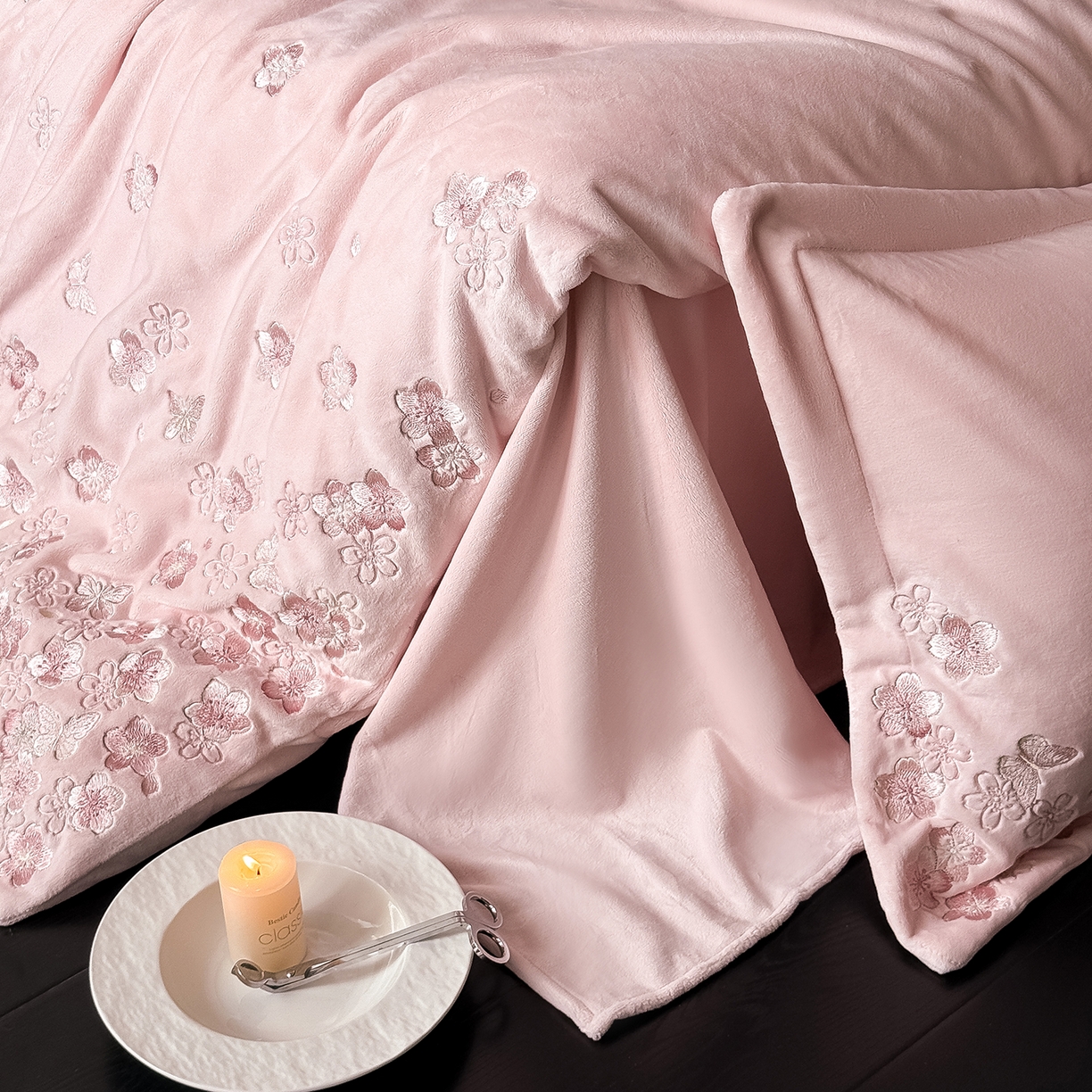 91家纺网 家纺一手货源 找家纺 水云缦 2025新款230克全消光牛奶绒绣花四件套-樱花系列 樱花-浅粉