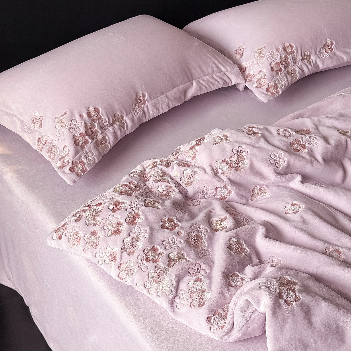 91家纺网 家纺一手货源 找家纺 水云缦 2025新款230克全消光牛奶绒绣花四件套-樱花系列 樱花-浅紫