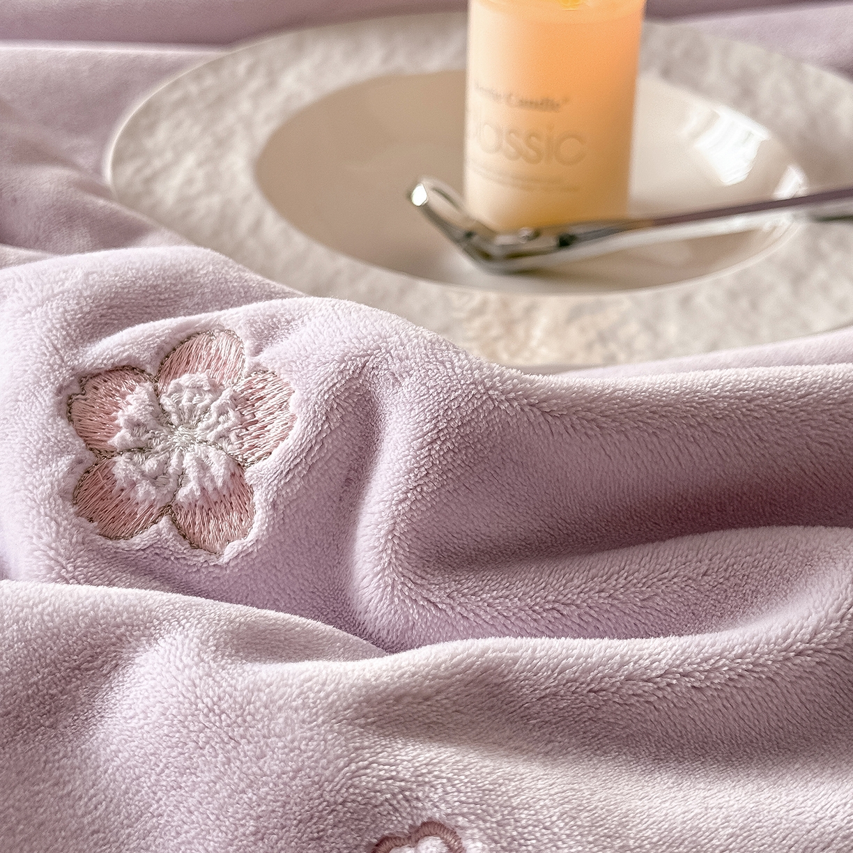 91家纺网 家纺一手货源 找家纺 水云缦 2025新款230克全消光牛奶绒绣花四件套-樱花系列 樱花-浅紫