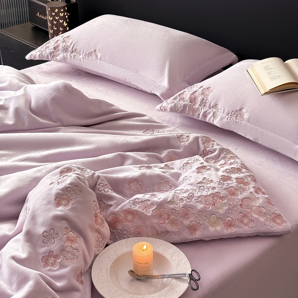 91家纺网 家纺一手货源 找家纺 水云缦 2025新款230克全消光牛奶绒绣花四件套-樱花系列 樱花-浅紫