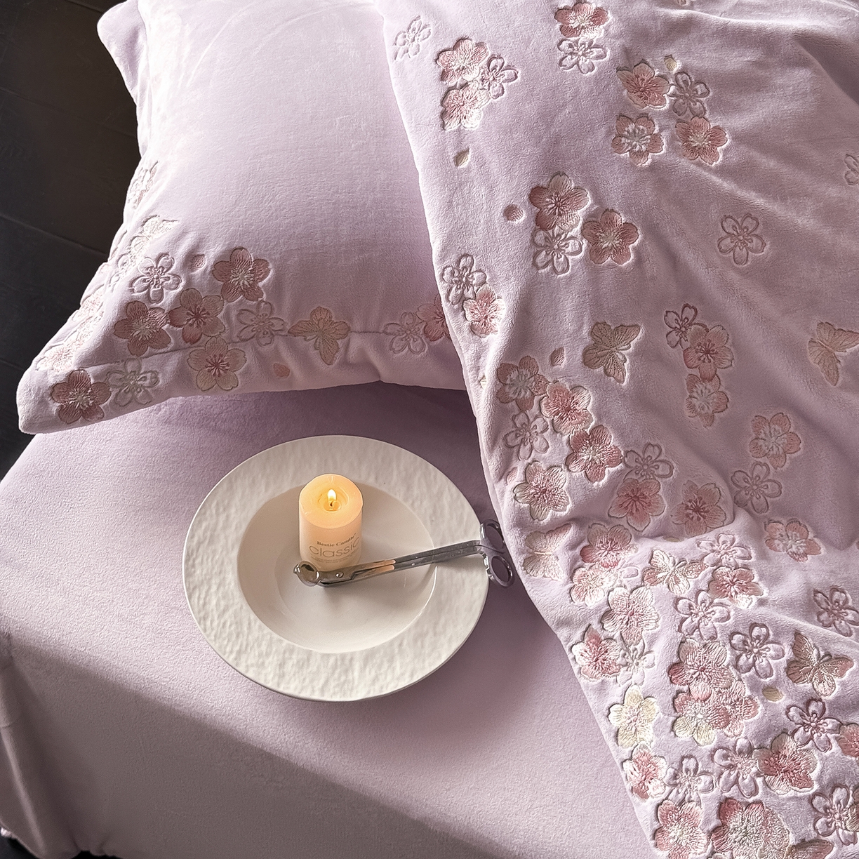 91家纺网 家纺一手货源 找家纺 水云缦 2025新款230克全消光牛奶绒绣花四件套-樱花系列 樱花-浅紫