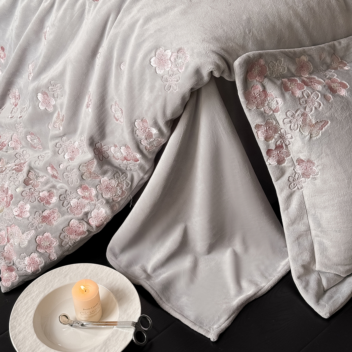 91家纺网 家纺一手货源 找家纺 水云缦 2025新款230克全消光牛奶绒绣花四件套-樱花系列 樱花-高级灰