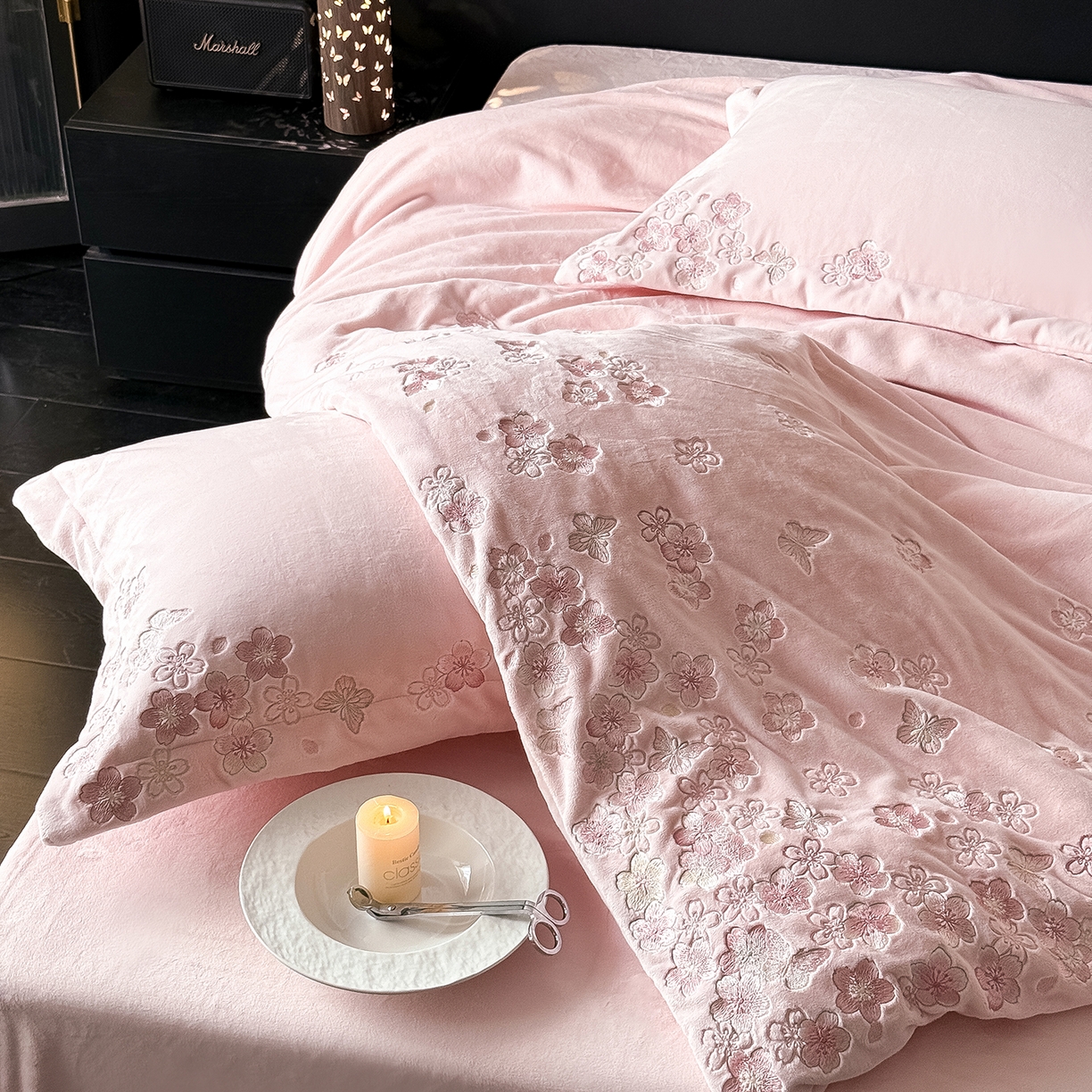 91家纺网 家纺一手货源 找家纺 水云缦 2025新款230克全消光牛奶绒绣花四件套-樱花系列 樱花-浅粉