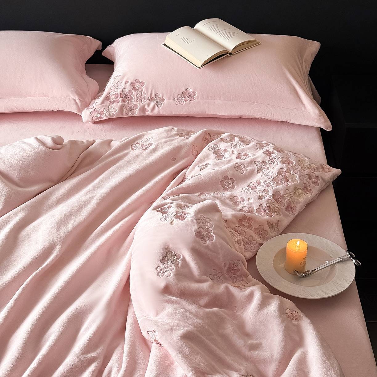 91家纺网 家纺一手货源 找家纺 水云缦 2025新款230克全消光牛奶绒绣花四件套-樱花系列 樱花-浅粉