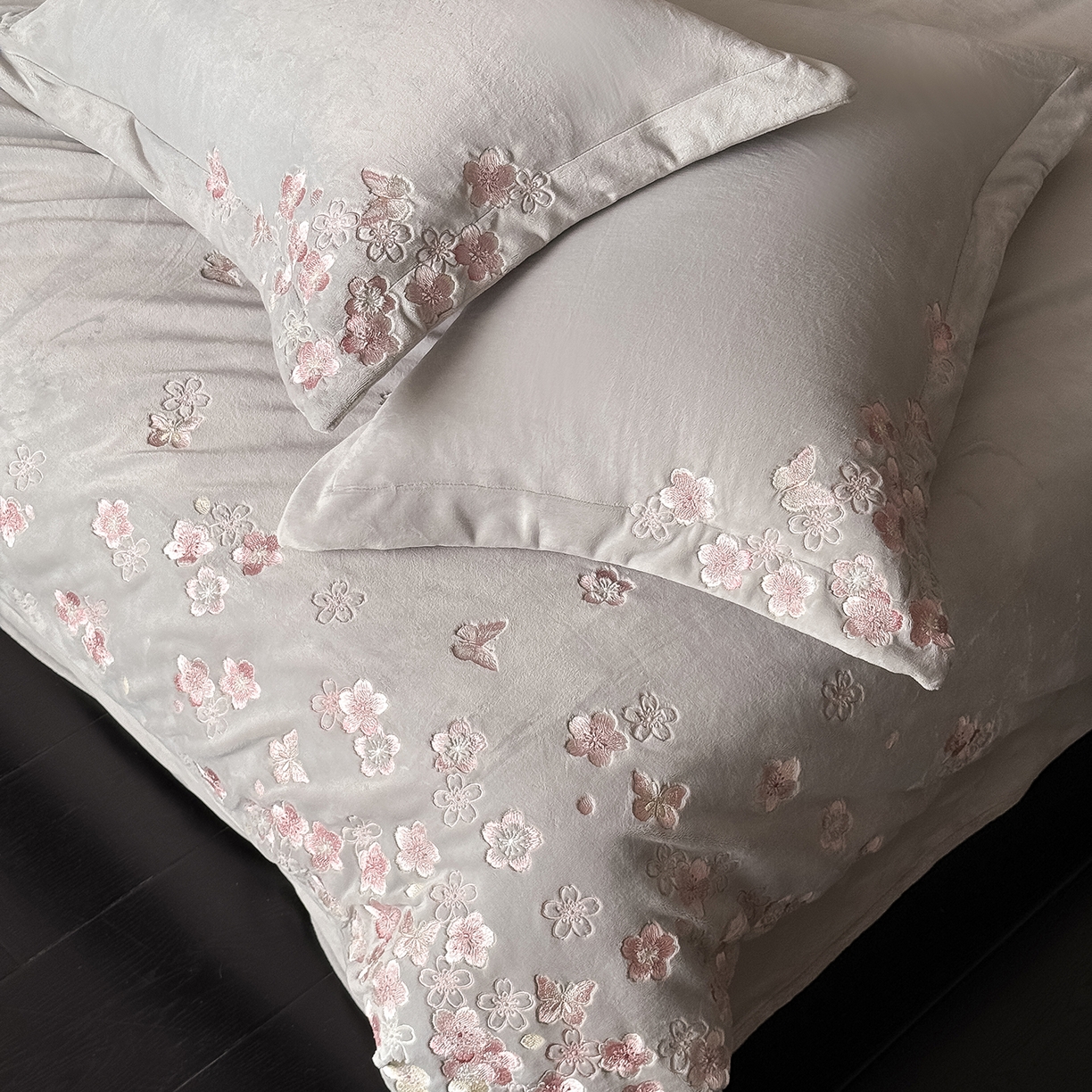 91家纺网 家纺一手货源 找家纺 水云缦 2025新款230克全消光牛奶绒绣花四件套-樱花系列 樱花-高级灰