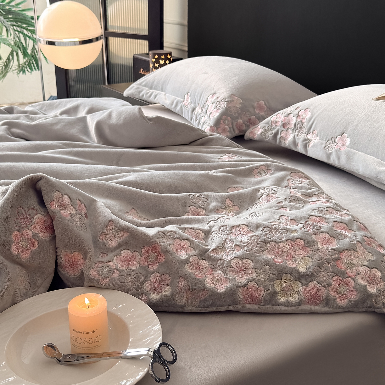 91家纺网 家纺一手货源 找家纺 水云缦 2025新款230克全消光牛奶绒绣花四件套-樱花系列 樱花-高级灰