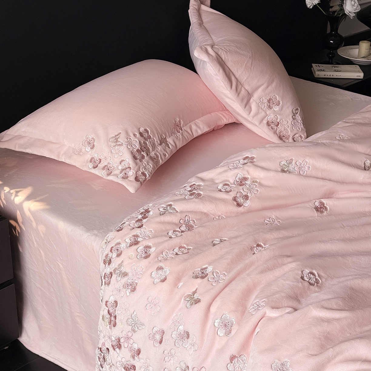 水云缦 2025新款230克全消光牛奶绒绣花四件套-樱花系列 樱花-浅粉