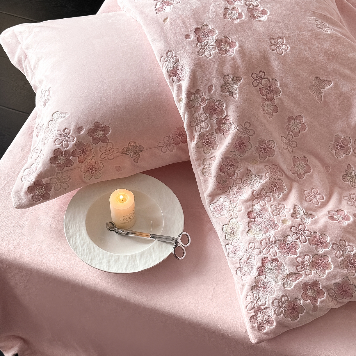 91家纺网 家纺一手货源 找家纺 水云缦 2025新款230克全消光牛奶绒绣花四件套-樱花系列 樱花-浅粉