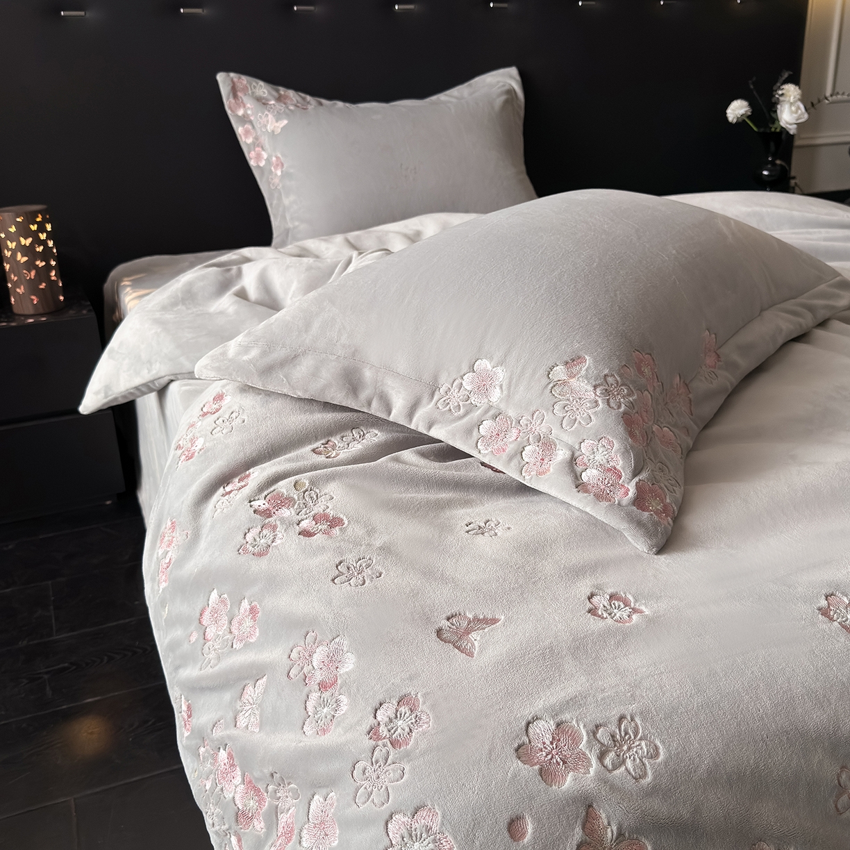 91家纺网 家纺一手货源 找家纺 水云缦 2025新款230克全消光牛奶绒绣花四件套-樱花系列 樱花-高级灰