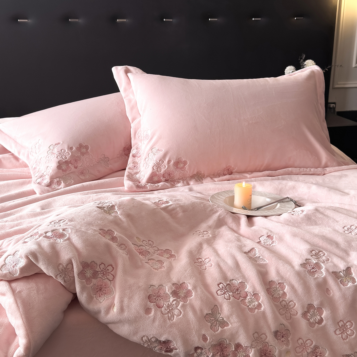 91家纺网 家纺一手货源 找家纺 水云缦 2025新款230克全消光牛奶绒绣花四件套-樱花系列 樱花-浅粉