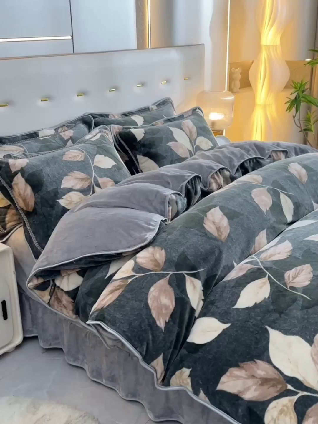 91家纺网 家纺一手货源 找家纺 沐星纪（美得佳）布业 2025新款加厚牛奶绒印花四件套 叶舞绒华-灰