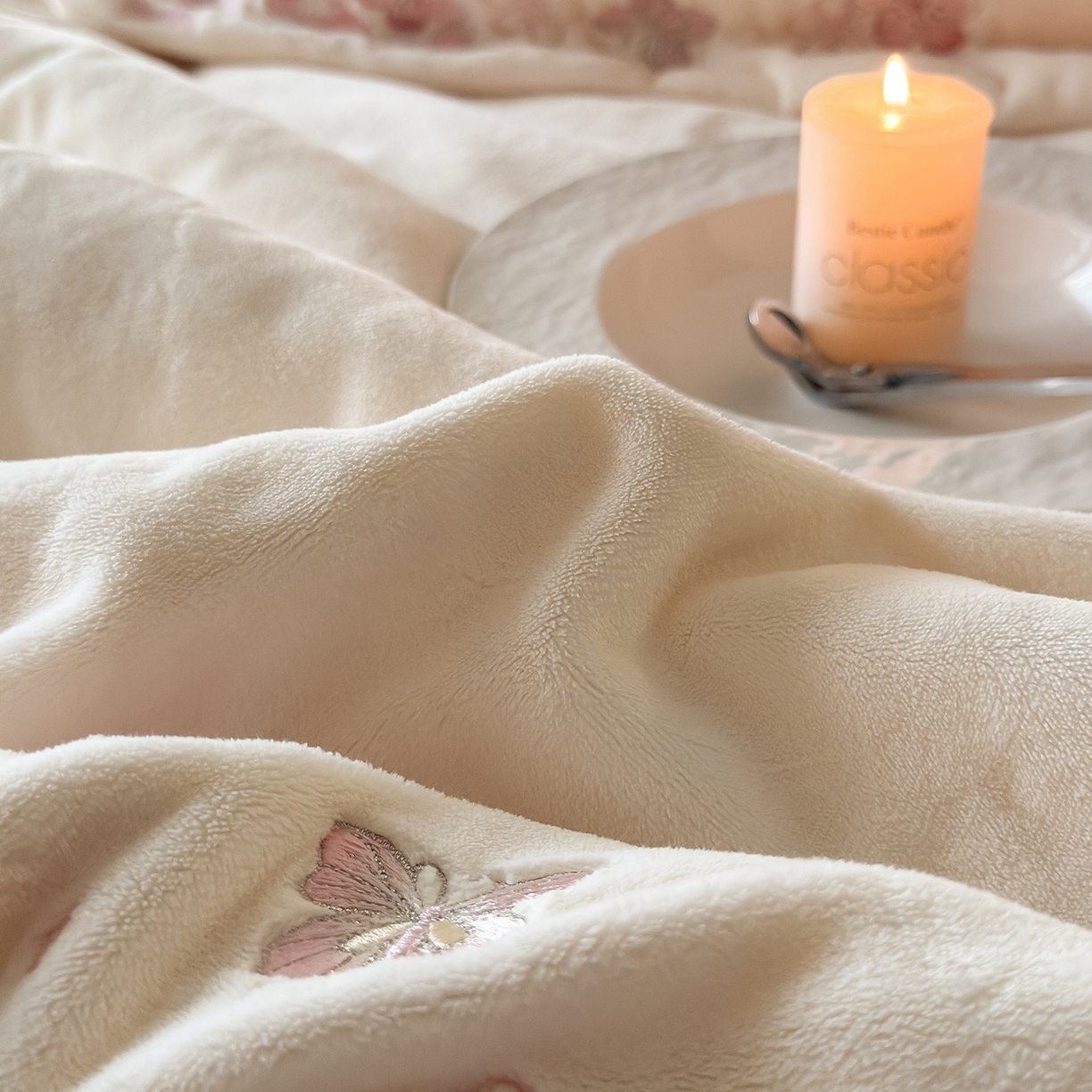 91家纺网 家纺一手货源 找家纺 水云缦 2025新款230克全消光牛奶绒绣花四件套-樱花系列 樱花-米白