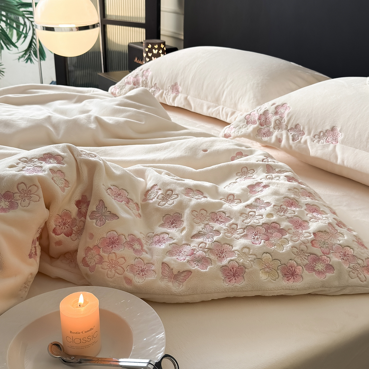 91家纺网 家纺一手货源 找家纺 水云缦 2025新款230克全消光牛奶绒绣花四件套-樱花系列 樱花-米白