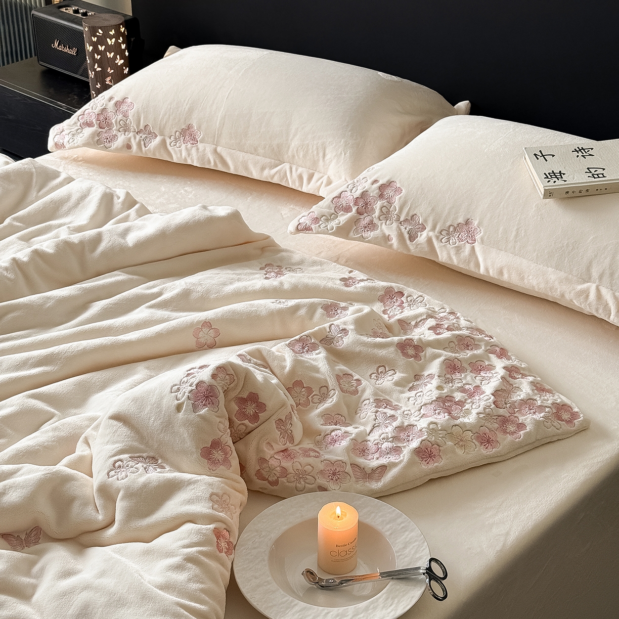 91家纺网 家纺一手货源 找家纺 水云缦 2025新款230克全消光牛奶绒绣花四件套-樱花系列 樱花-米白