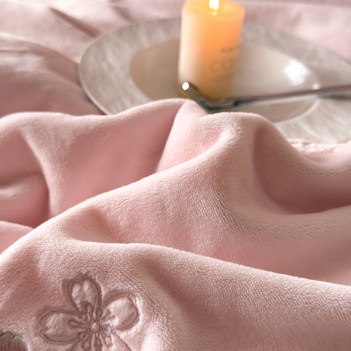 91家纺网 家纺一手货源 找家纺 水云缦 2025新款230克全消光牛奶绒绣花四件套-樱花系列 樱花-浅粉