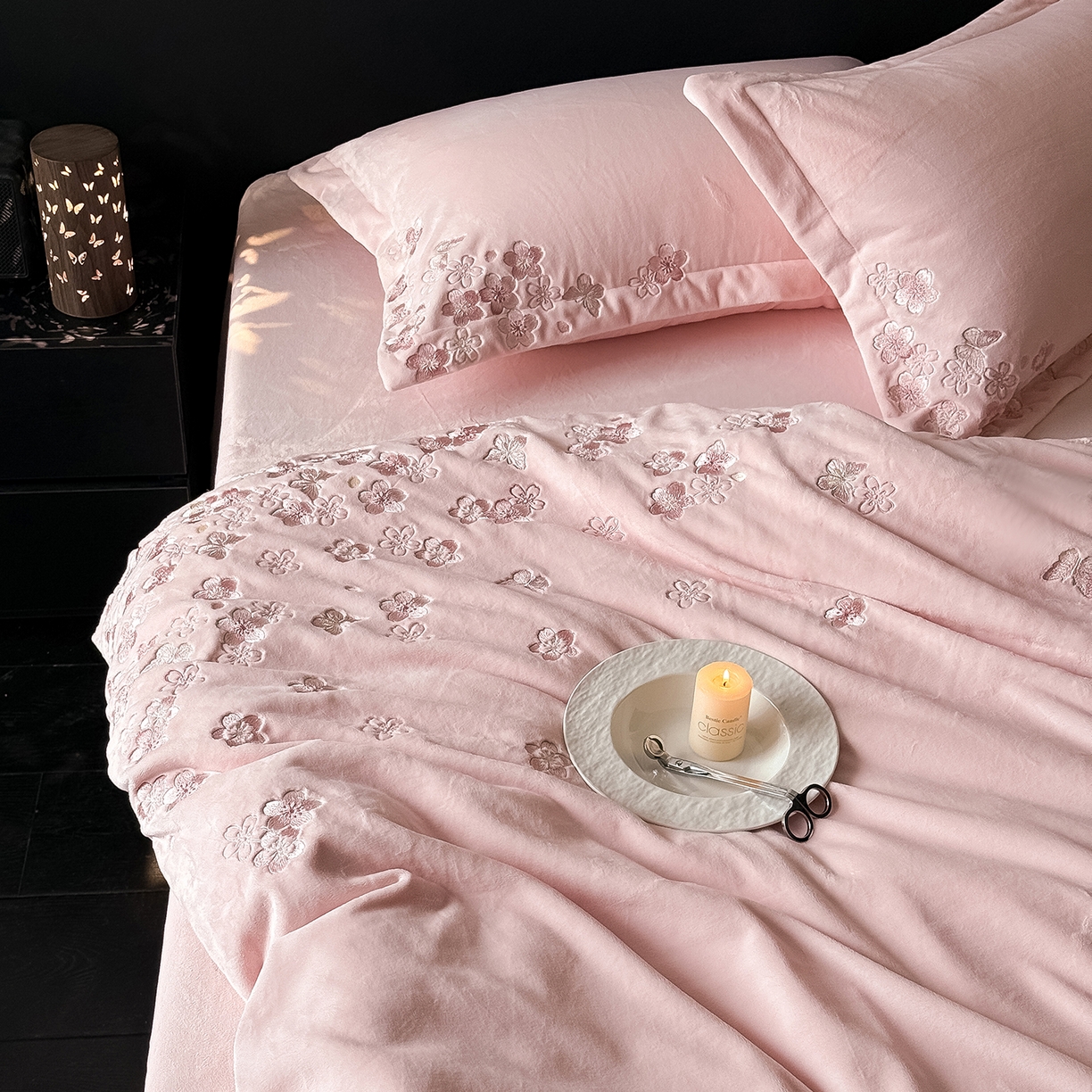 91家纺网 家纺一手货源 找家纺 水云缦 2025新款230克全消光牛奶绒绣花四件套-樱花系列 樱花-浅粉