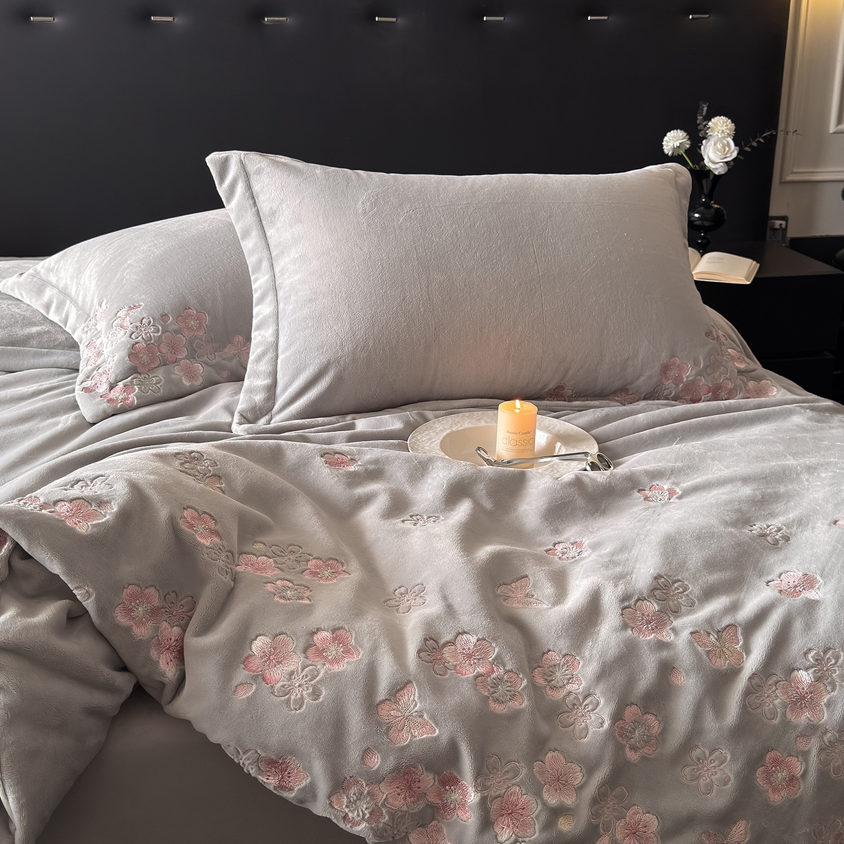 91家纺网 家纺一手货源 找家纺 水云缦 2025新款230克全消光牛奶绒绣花四件套-樱花系列 樱花-高级灰