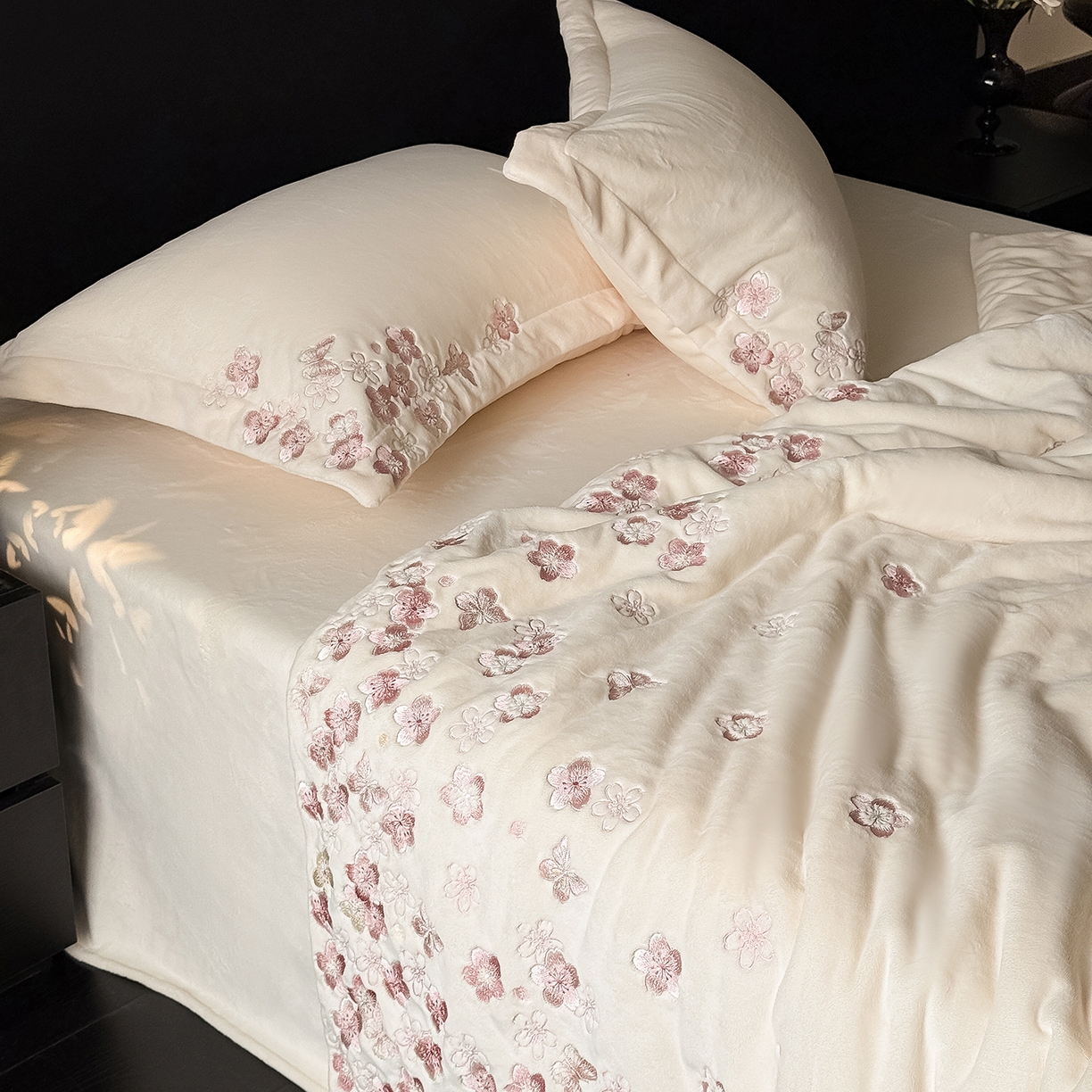 水云缦 2025新款230克全消光牛奶绒绣花四件套-樱花系列 樱花-米白