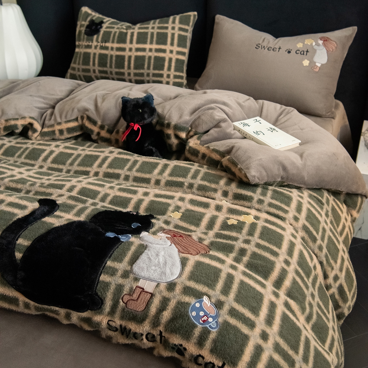 91家纺网 家纺一手货源 找家纺 水云缦 2025新款仿羊绒牛奶绒贴布绣四件套-甜蜜喵 甜蜜喵-绿格