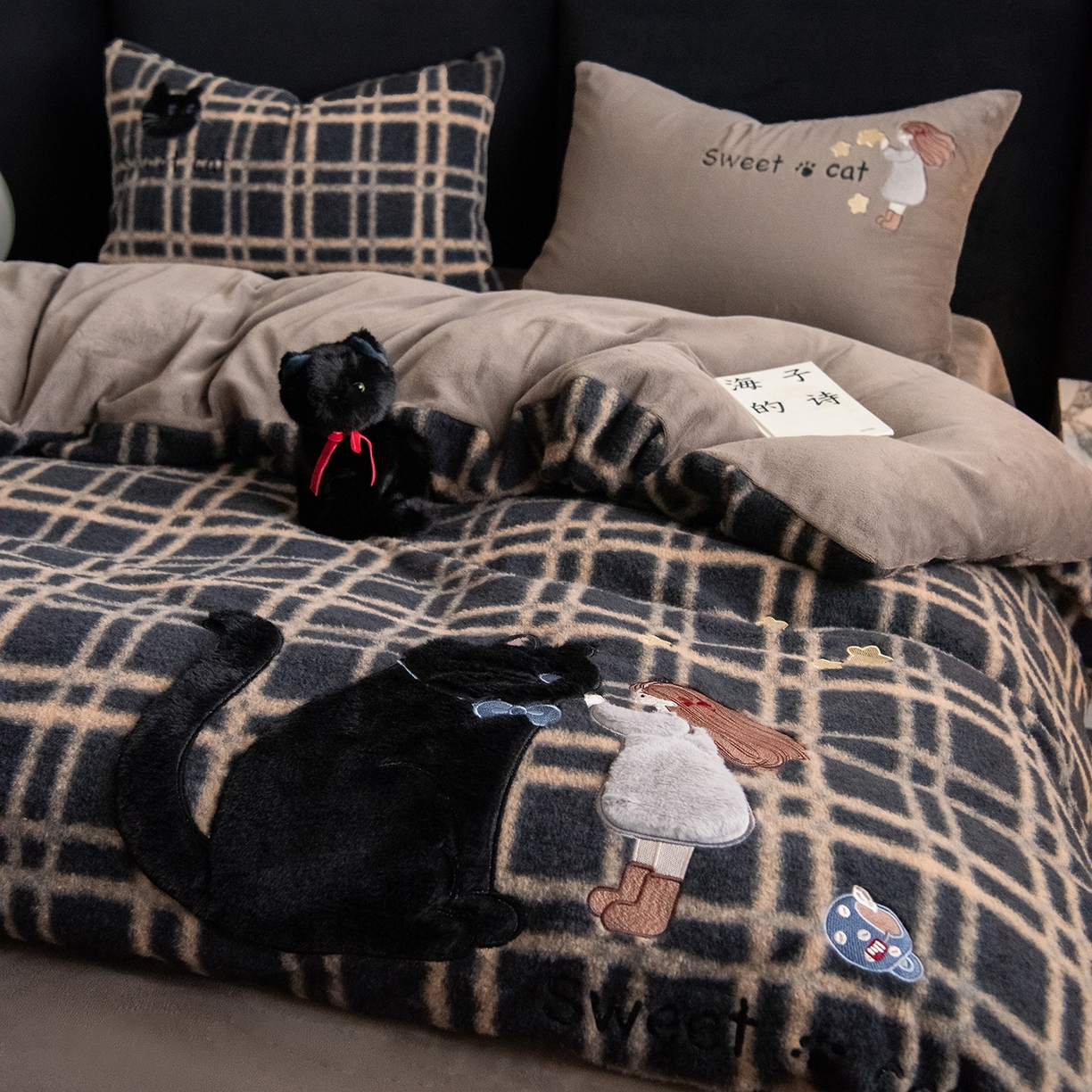 91家纺网 家纺一手货源 找家纺 水云缦 2025新款仿羊绒牛奶绒贴布绣四件套-甜蜜喵 甜蜜喵-灰格