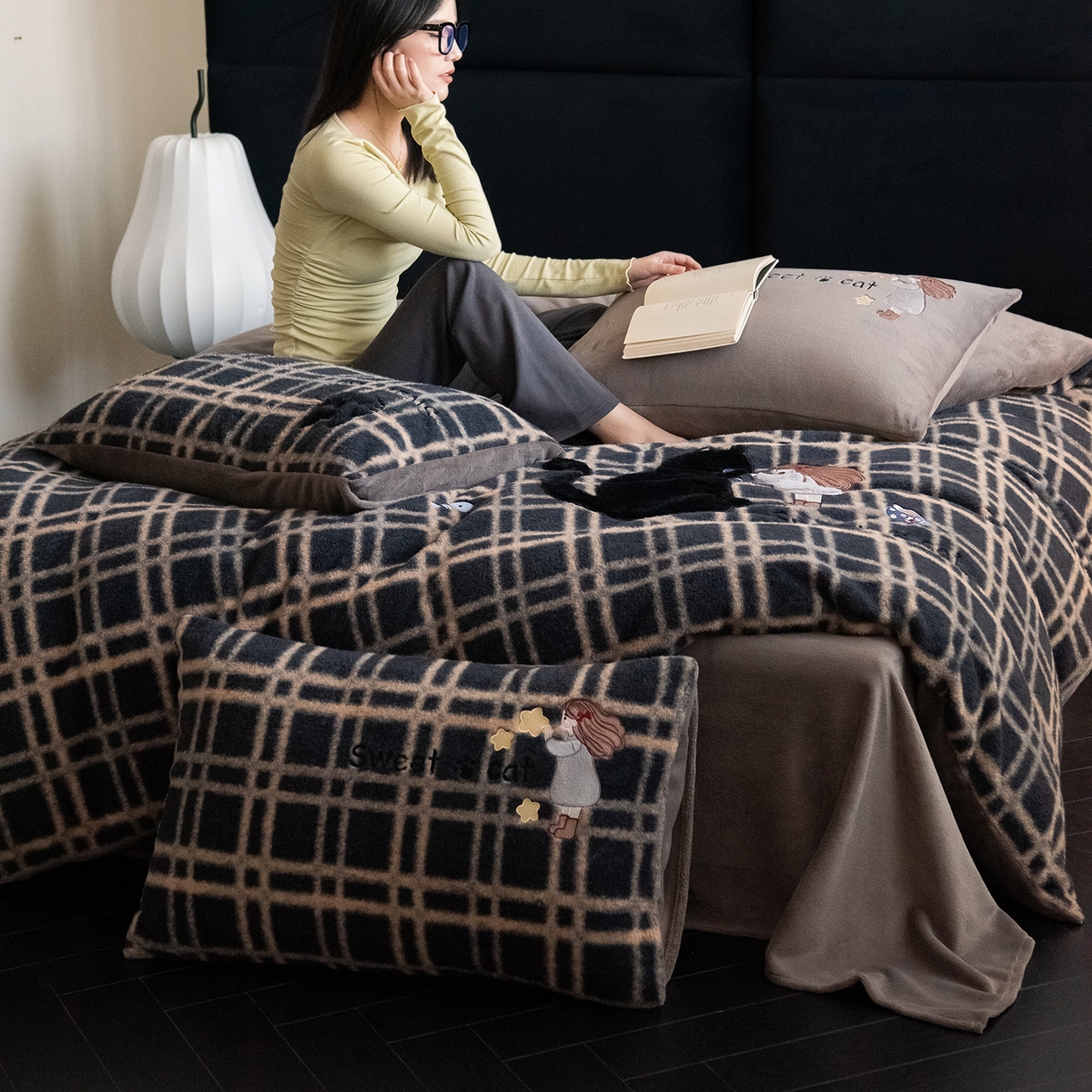 91家纺网 家纺一手货源 找家纺 水云缦 2025新款仿羊绒牛奶绒贴布绣四件套-甜蜜喵 甜蜜喵-灰格