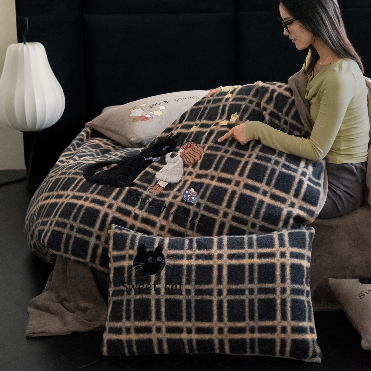 91家纺网 家纺一手货源 找家纺 水云缦 2025新款仿羊绒牛奶绒贴布绣四件套-甜蜜喵 甜蜜喵-灰格