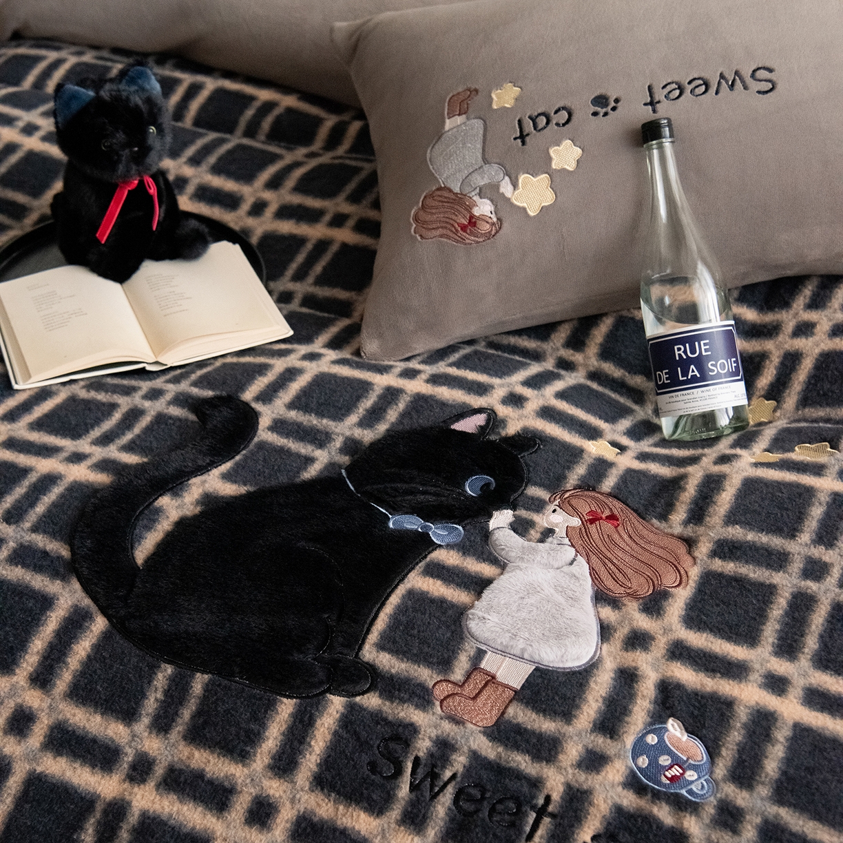 91家纺网 家纺一手货源 找家纺 水云缦 2025新款仿羊绒牛奶绒贴布绣四件套-甜蜜喵 甜蜜喵-灰格