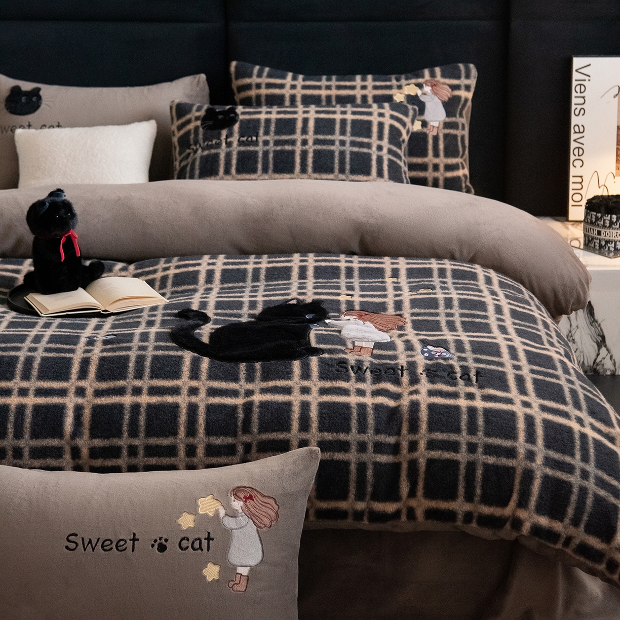 91家纺网 家纺一手货源 找家纺 水云缦 2025新款仿羊绒牛奶绒贴布绣四件套-甜蜜喵 甜蜜喵-灰格