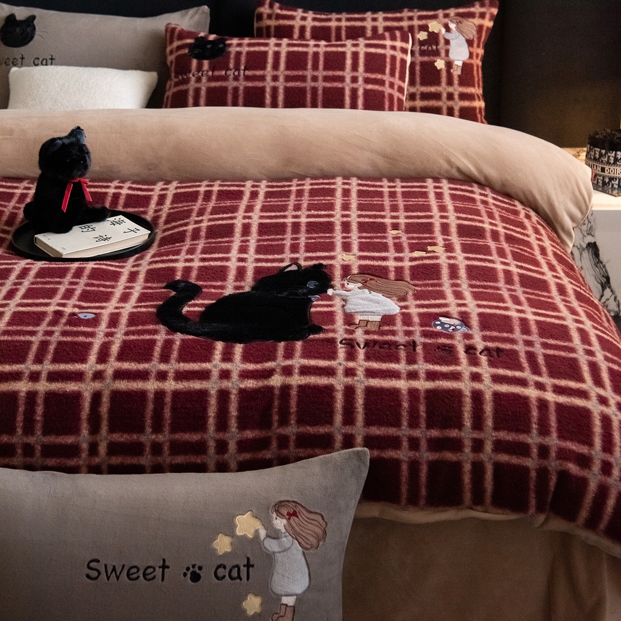 91家纺网 家纺一手货源 找家纺 水云缦 2025新款仿羊绒牛奶绒贴布绣四件套-甜蜜喵 甜蜜喵-红格