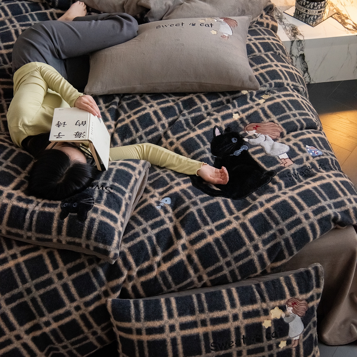 91家纺网 家纺一手货源 找家纺 水云缦 2025新款仿羊绒牛奶绒贴布绣四件套-甜蜜喵 甜蜜喵-灰格