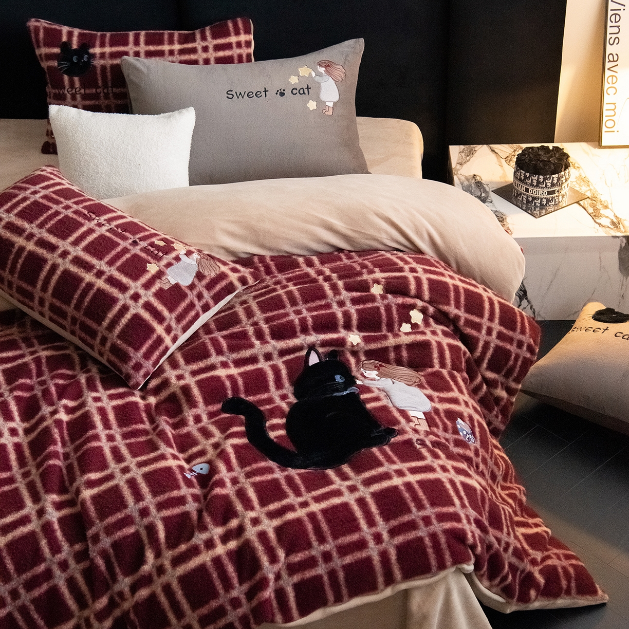 91家纺网 家纺一手货源 找家纺 水云缦 2025新款仿羊绒牛奶绒贴布绣四件套-甜蜜喵 甜蜜喵-红格