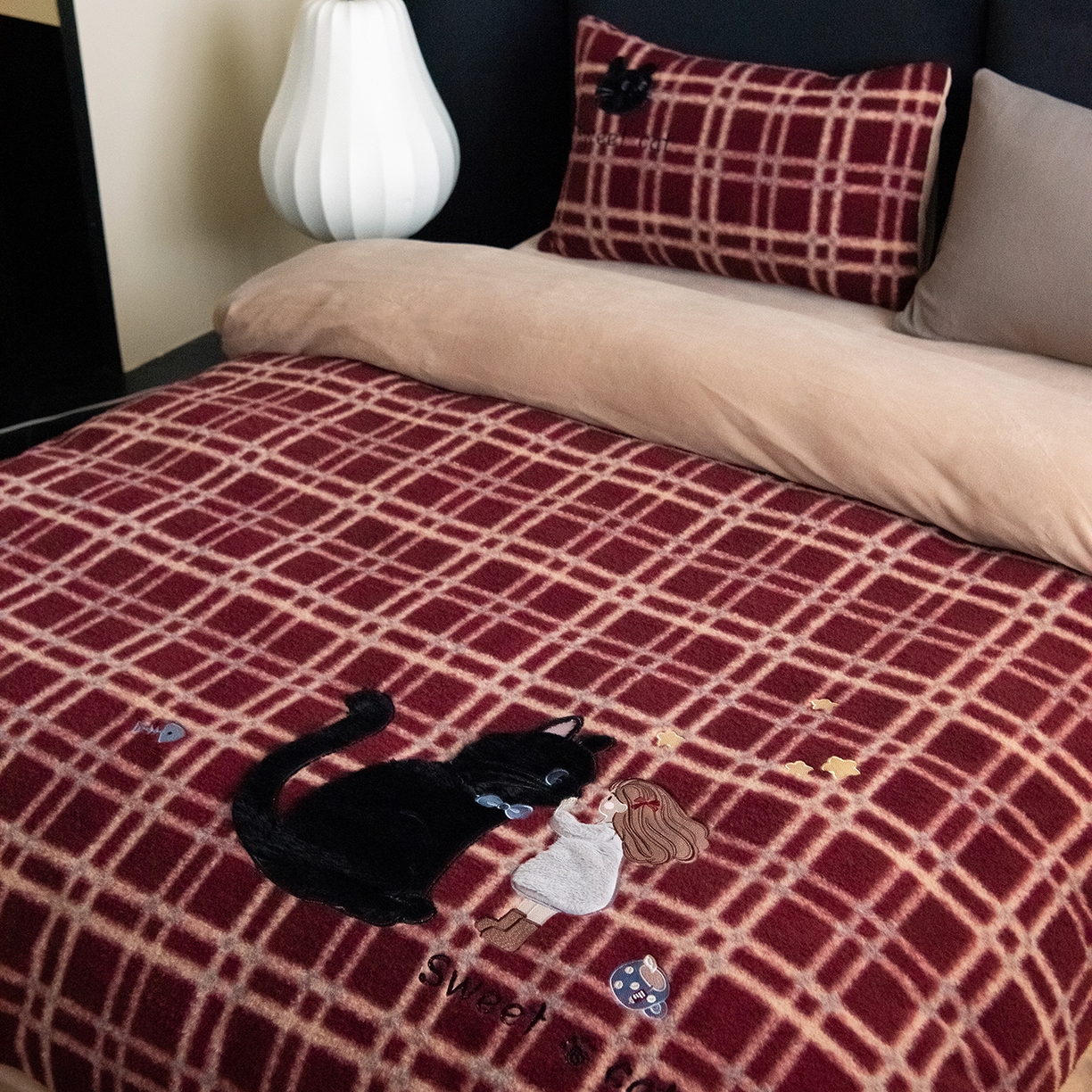 91家纺网 家纺一手货源 找家纺 水云缦 2025新款仿羊绒牛奶绒贴布绣四件套-甜蜜喵 甜蜜喵-红格