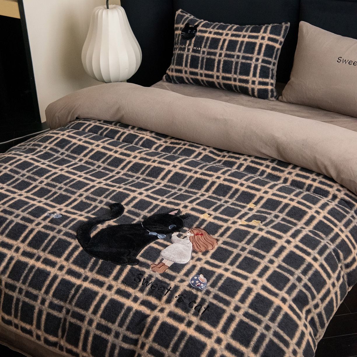 91家纺网 家纺一手货源 找家纺 水云缦 2025新款仿羊绒牛奶绒贴布绣四件套-甜蜜喵 甜蜜喵-灰格