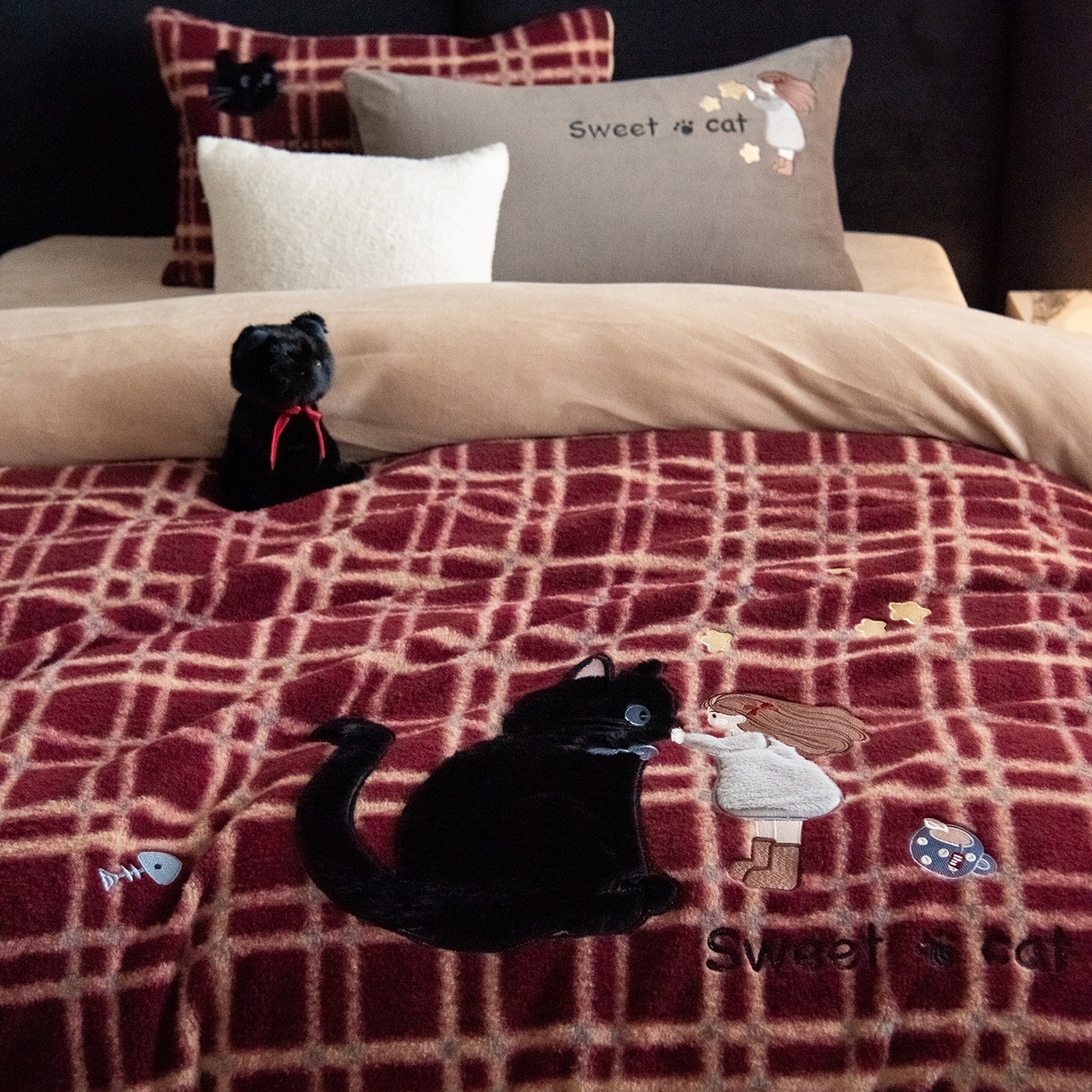 91家纺网 家纺一手货源 找家纺 水云缦 2025新款仿羊绒牛奶绒贴布绣四件套-甜蜜喵 甜蜜喵-红格