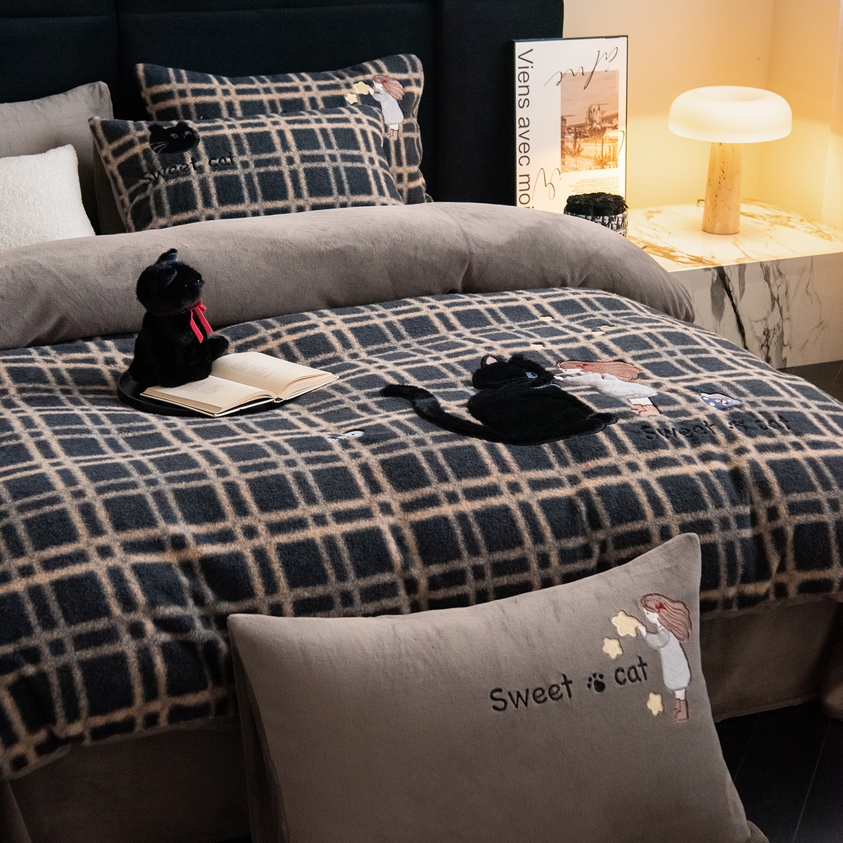 91家纺网 家纺一手货源 找家纺 水云缦 2025新款仿羊绒牛奶绒贴布绣四件套-甜蜜喵 甜蜜喵-灰格