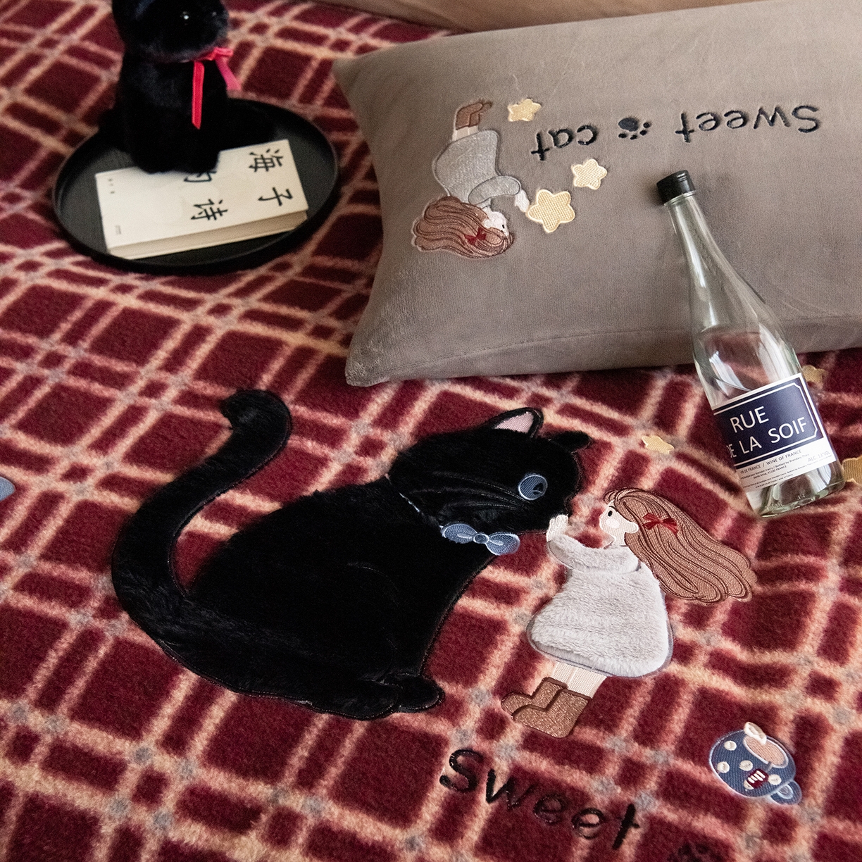 91家纺网 家纺一手货源 找家纺 水云缦 2025新款仿羊绒牛奶绒贴布绣四件套-甜蜜喵 甜蜜喵-红格