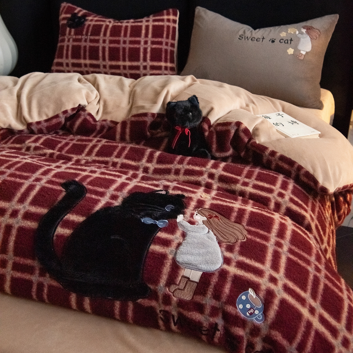 91家纺网 家纺一手货源 找家纺 水云缦 2025新款仿羊绒牛奶绒贴布绣四件套-甜蜜喵 甜蜜喵-红格