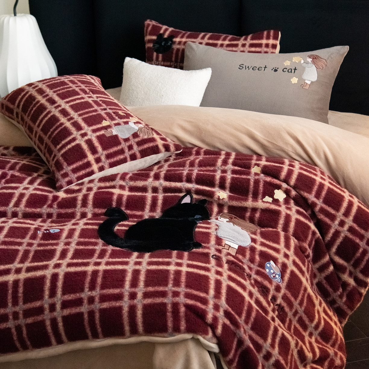 91家纺网 家纺一手货源 找家纺 水云缦 2025新款仿羊绒牛奶绒贴布绣四件套-甜蜜喵 甜蜜喵-红格