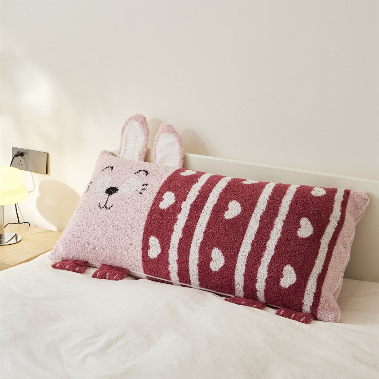 91家纺网 家纺一手货源 找家纺 暖绵绵家纺 2025新款半边绒比丘兔抱枕（最低零售价：153元） 比丘兔-粉色