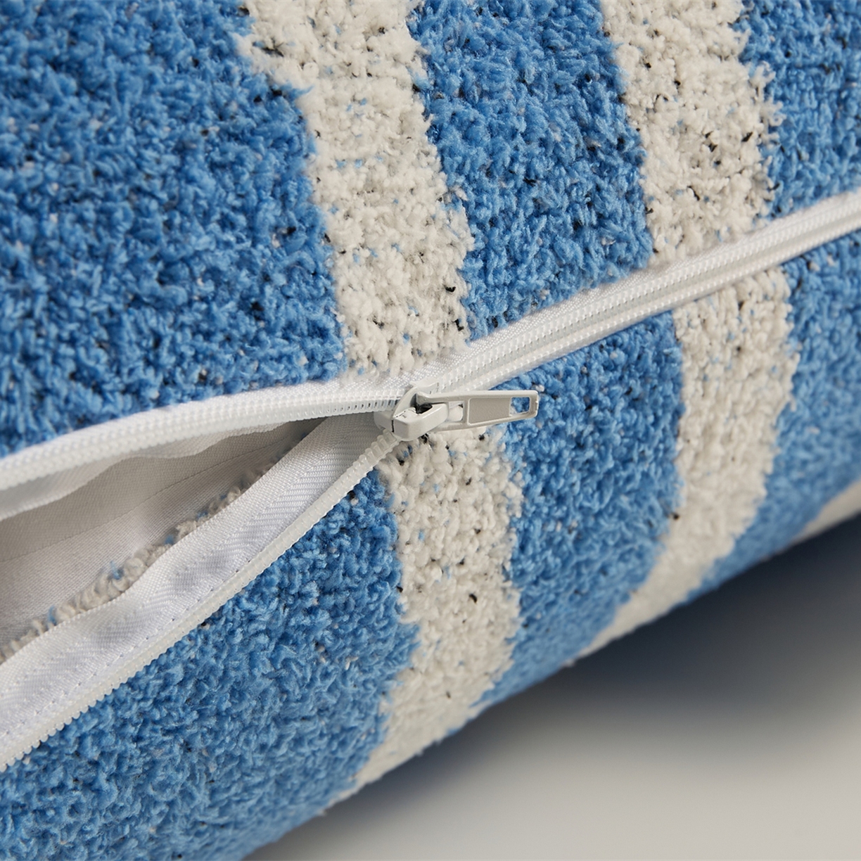 91家纺网 家纺一手货源 找家纺 暖绵绵家纺 2025新款半边绒比丘兔抱枕（最低零售价：153元） 比丘兔-蓝色