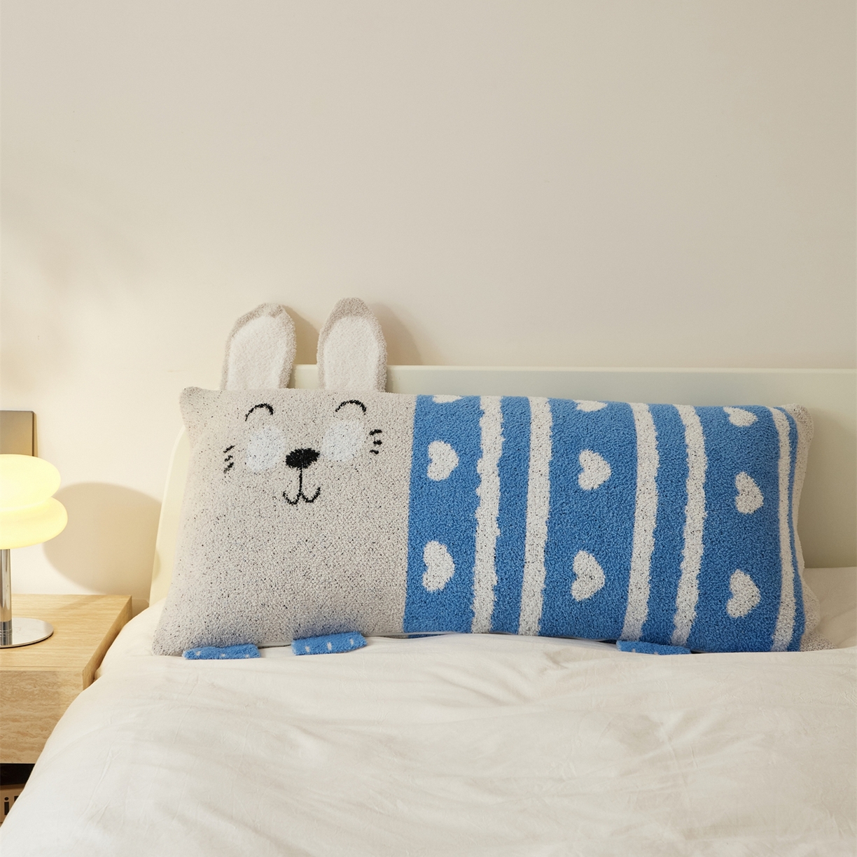 91家纺网 家纺一手货源 找家纺 暖绵绵家纺 2025新款半边绒比丘兔抱枕（最低零售价：153元） 比丘兔-蓝色